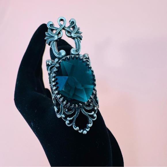 Vintage-Inspired Adjustable Statement Ring – Emerald Green Gemstone - Picture 6 of 8